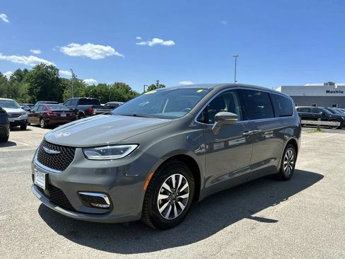 Used 2022 Chrysler Pacifica Touring-L FWD image 7
