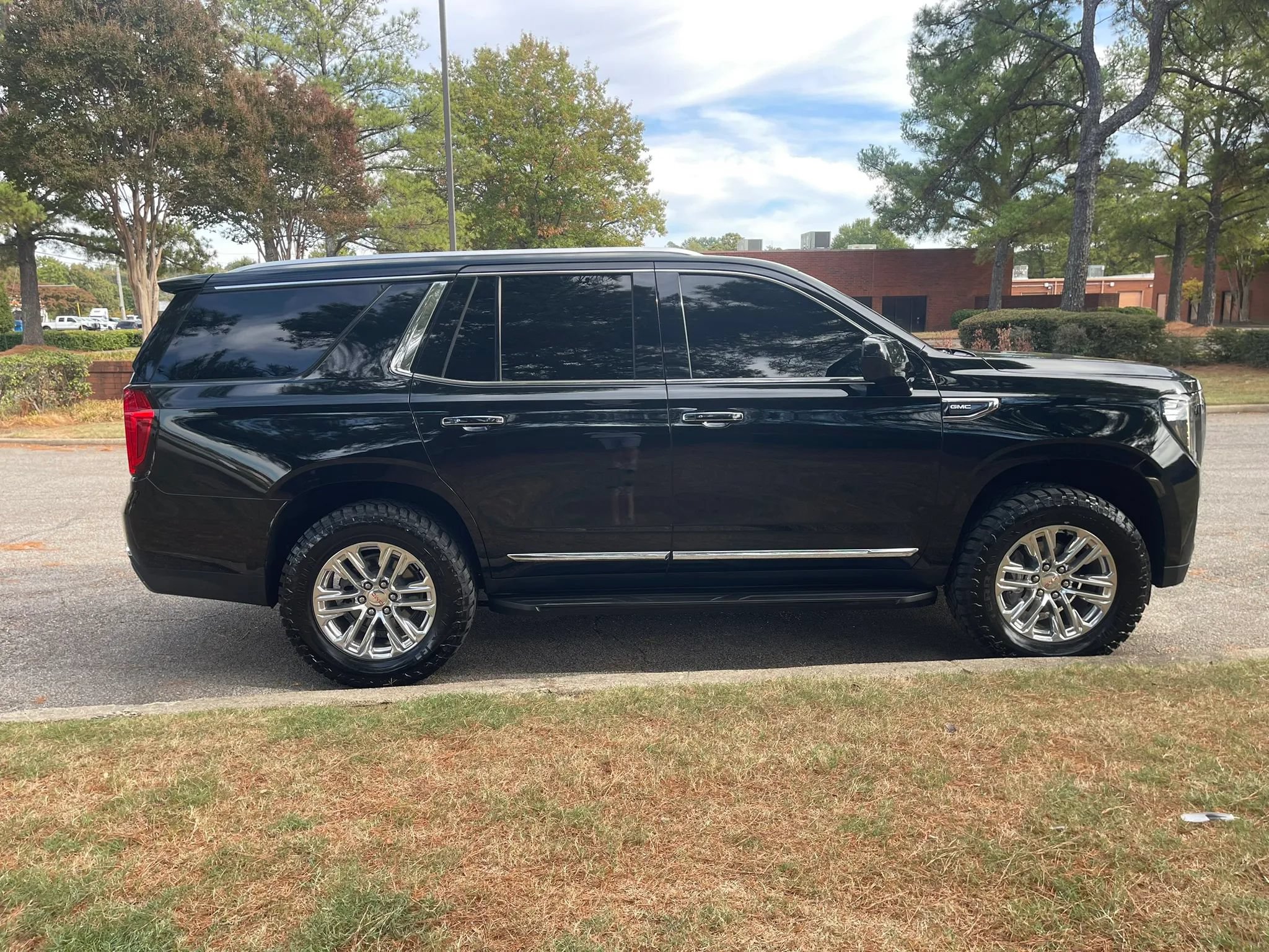 Used 2021 GMC Yukon SLT RWD image 6