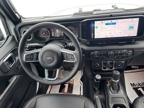 Used 2026 Jeep Wrangler Unlimited Sahara AWD/4WD image 14