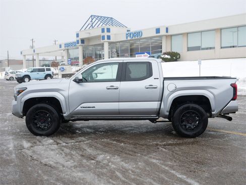 Used 2025 Toyota Tacoma SR5 image 2