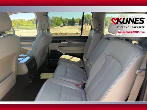 Used 2024 Jeep Wagoneer L Series II w/ Flexible Seating Group AWD/4WD image 5