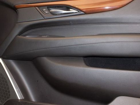 Used 2018 Cadillac Escalade Luxury image 11