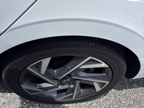 Used 2025 Hyundai Elantra Limited FWD image 12