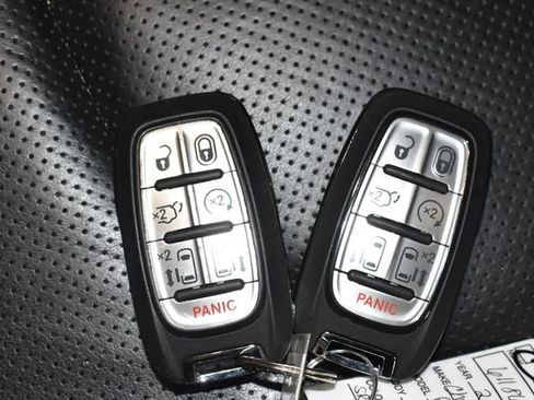 Certified 2025 Chrysler Pacifica Limited image 22