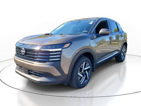 Used 2025 Nissan Kicks SV image 3