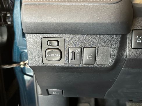 Used 2018 Toyota RAV4 LE w/ All Weather Liner Package AWD/4WD image 18