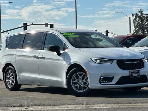 Used 2024 Chrysler Pacifica Touring-L image 2