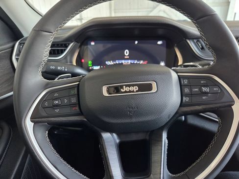 Used 2023 Jeep Grand Cherokee L Limited AWD/4WD image 8