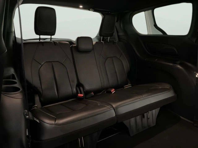Used 2025 Chrysler Pacifica Select FWD image 22
