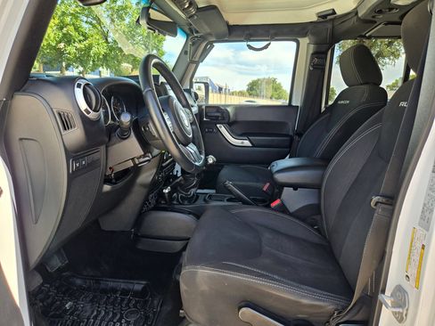 Used 2015 Jeep Wrangler Unlimited Rubicon w/ Connectivity Group AWD/4WD image 9