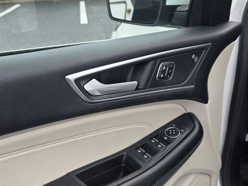 Used 2022 Ford Edge Titanium AWD/4WD image 16