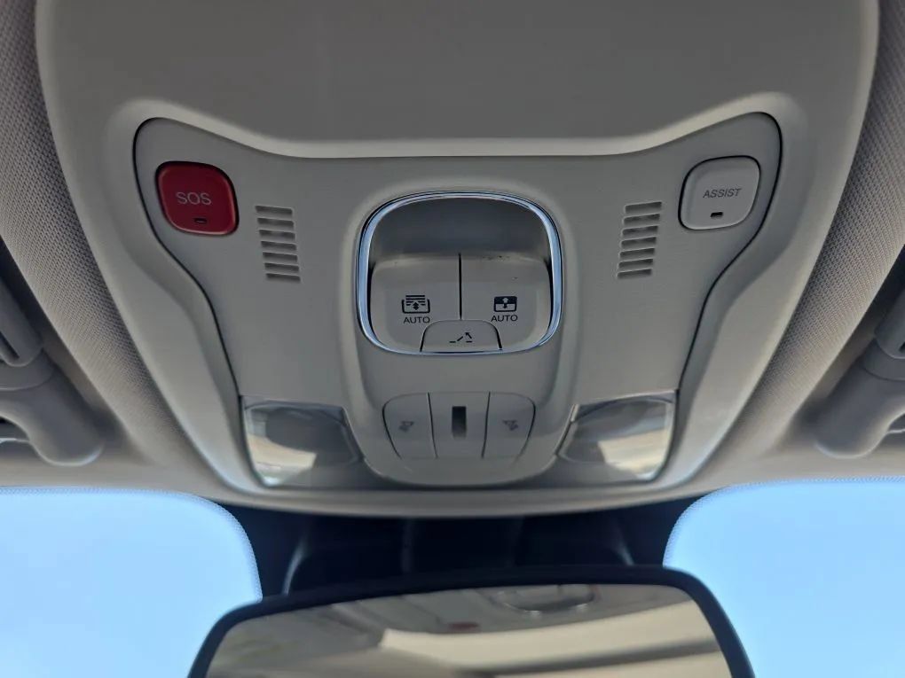 Used 2018 Jeep Renegade Limited w/ UConnect 8.4 Nav Group FWD image 39