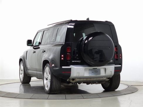 Used 2023 Land Rover Defender 110 SE image 3