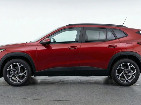 Used 2025 Chevrolet Trax LT w/ LT Convenience Package image 5