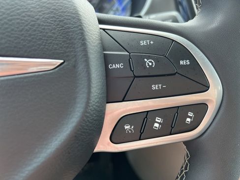Used 2024 Chrysler Pacifica Touring-L FWD image 27