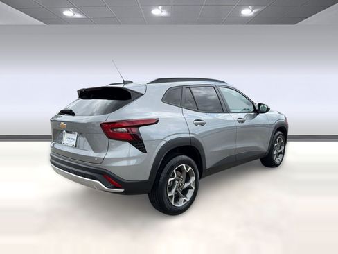 Certified 2025 Chevrolet Trax LT w/ LT Convenience Package FWD image 9