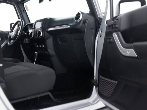 Used 2012 Jeep Wrangler Unlimited Rubicon w/ Connectivity Group AWD/4WD image 32