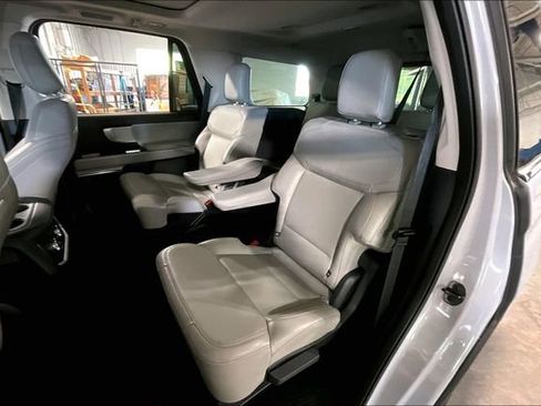 Used 2025 Ford Expedition Active AWD/4WD image 28