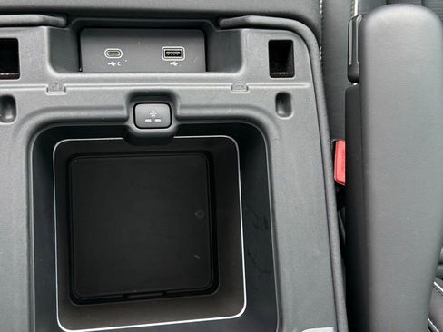 Used 2023 Land Rover Discovery Metropolitan Edition image 44