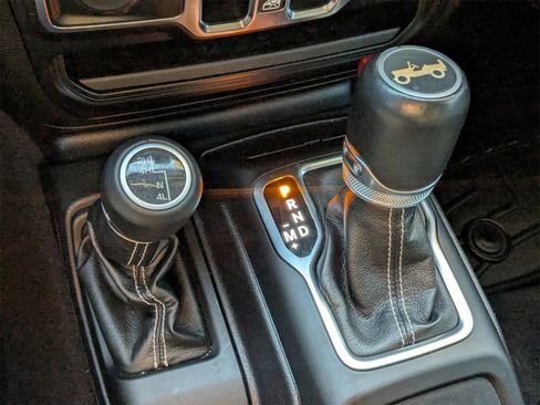 Used 2020 Jeep Wrangler Unlimited Sahara image 24