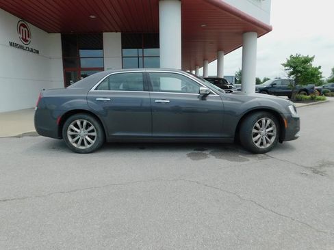 Used 2019 Chrysler 300 Limited w/ Safetytec Plus Group image 40