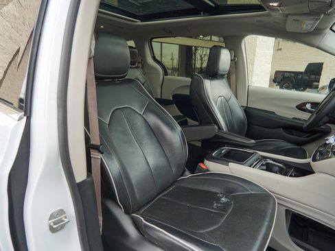 Used 2023 Chrysler Pacifica Limited image 31