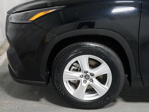 Certified 2024 Toyota Highlander LE FWD image 5