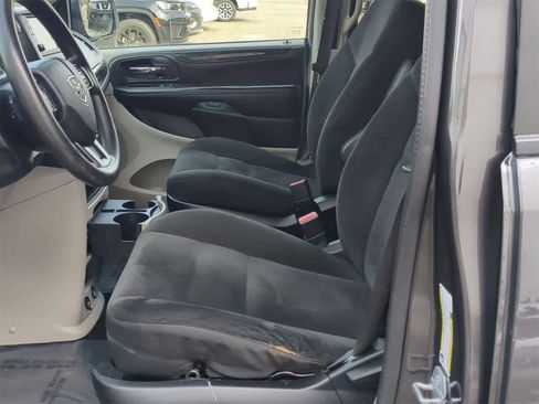 Used 2018 Dodge Grand Caravan SE image 23