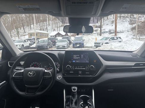 Used 2025 Toyota Highlander LE image 35