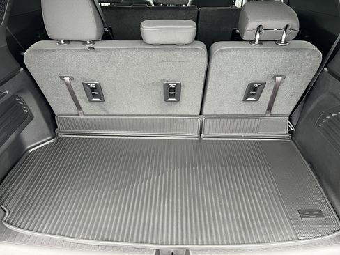 Used 2025 Chevrolet Traverse LT w/ Midnight/Sport Edition image 17