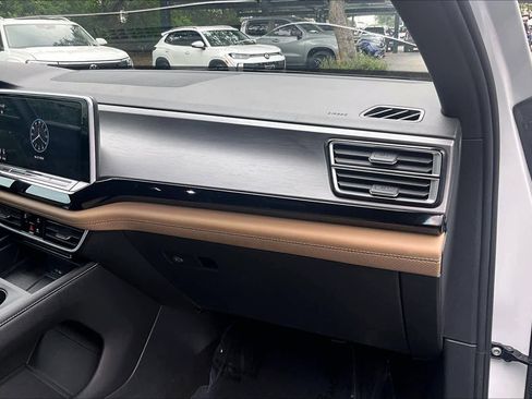 Used 2024 Volkswagen Atlas Cross Sport SE FWD image 19