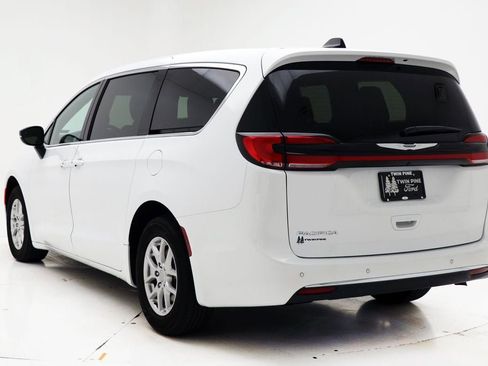 Used 2025 Chrysler Pacifica Select image 6