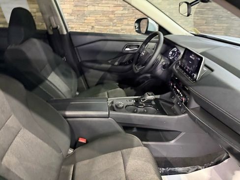 Certified 2025 Nissan Rogue SV image 29