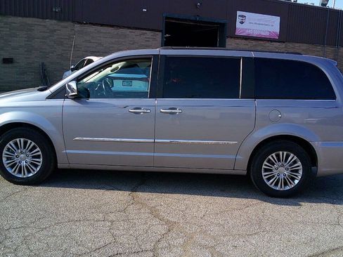 Used 2015 Chrysler Town & Country Touring-L w/ Driver Convenience Group FWD image 11