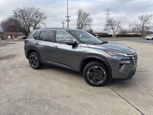 Used 2024 Nissan Rogue SV image 6