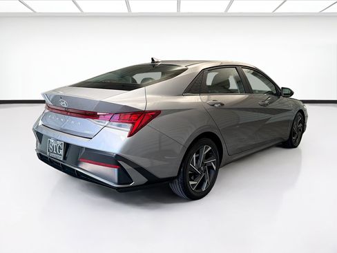Used 2025 Hyundai Elantra Limited FWD image 4