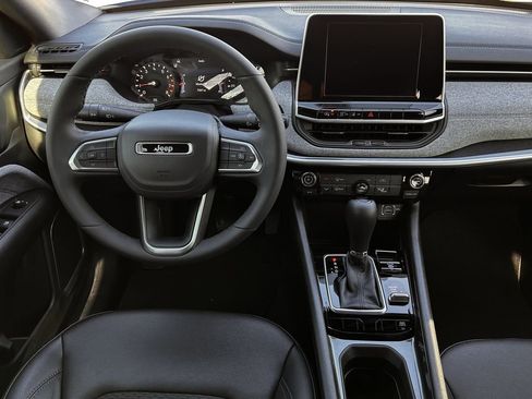 Used 2025 Jeep Compass Latitude image 14