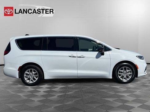 Used 2024 Chrysler Pacifica Touring-L image 8