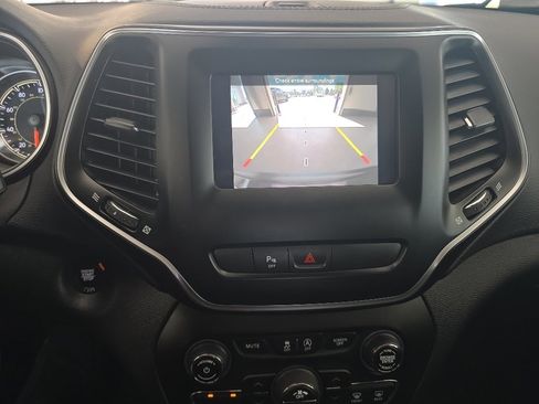 Used 2019 Jeep Cherokee Latitude Plus w/ Comfort/Convenience Group AWD/4WD image 13