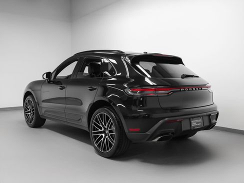 Certified 2022 Porsche Macan AWD/4WD image 3