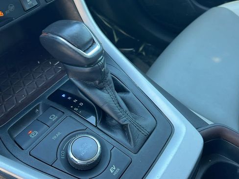 Used 2019 Toyota RAV4 Limited image 13