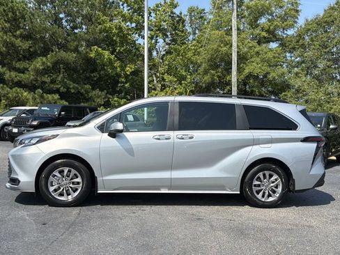 Used 2025 Toyota Sienna XLE FWD image 2