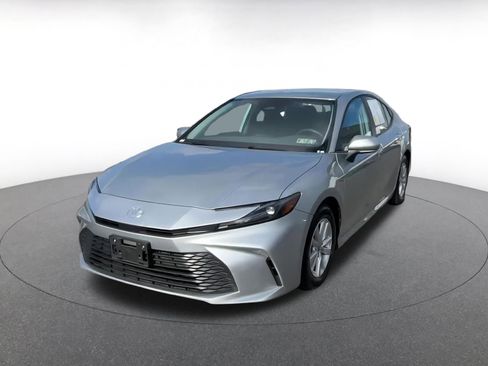 Used 2025 Toyota Camry LE image 6