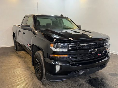 Used 2017 Chevrolet Silverado 1500 LT w/ Midnight Edition image 4
