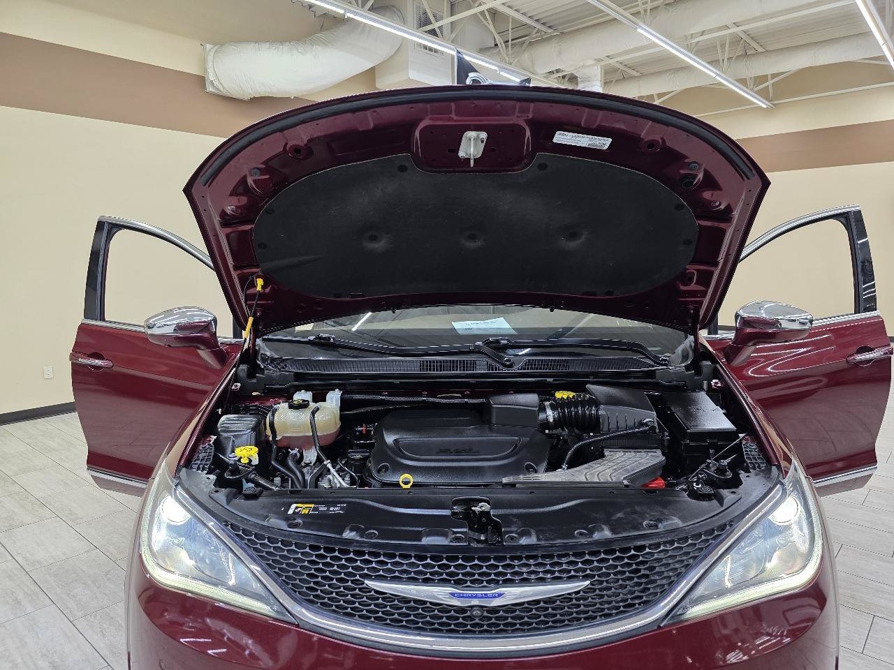 Used 2020 Chrysler Pacifica Limited w/ Advanced Safetytec Group FWD image 46