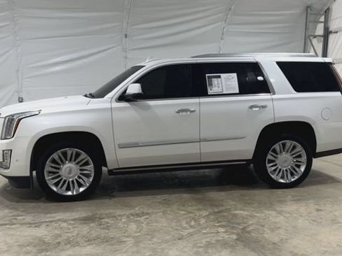 Used 2018 Cadillac Escalade Platinum RWD image 9