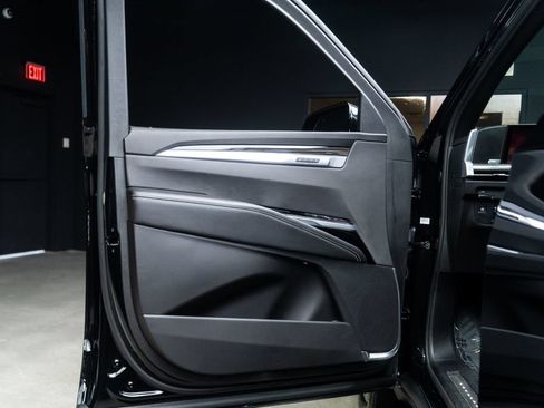 Used 2025 Cadillac Escalade ESV Premium Luxury RWD image 19