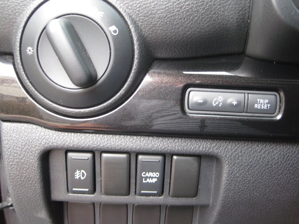 Used 2017 Nissan Titan SV AWD/4WD image 16
