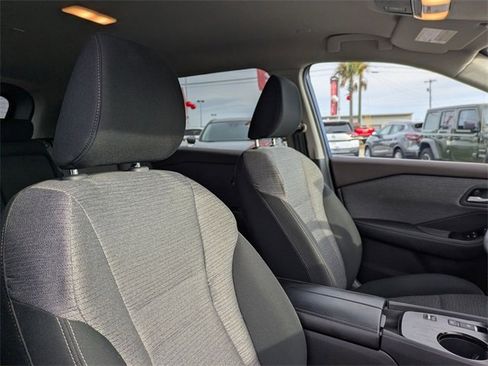 Used 2023 Nissan Rogue SV image 34