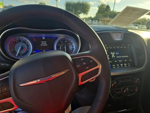 Used 2022 Chrysler 300 Touring L w/ Comfort Group image 9